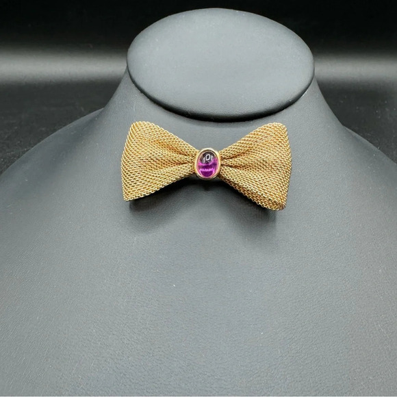 Bow Tie Pin with Purple Lucite Cabochon Jewel in Gold Tone Mesh - Picture 6 of 12